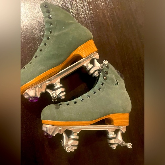 Emerald Moonlights - Picture 1 of 6